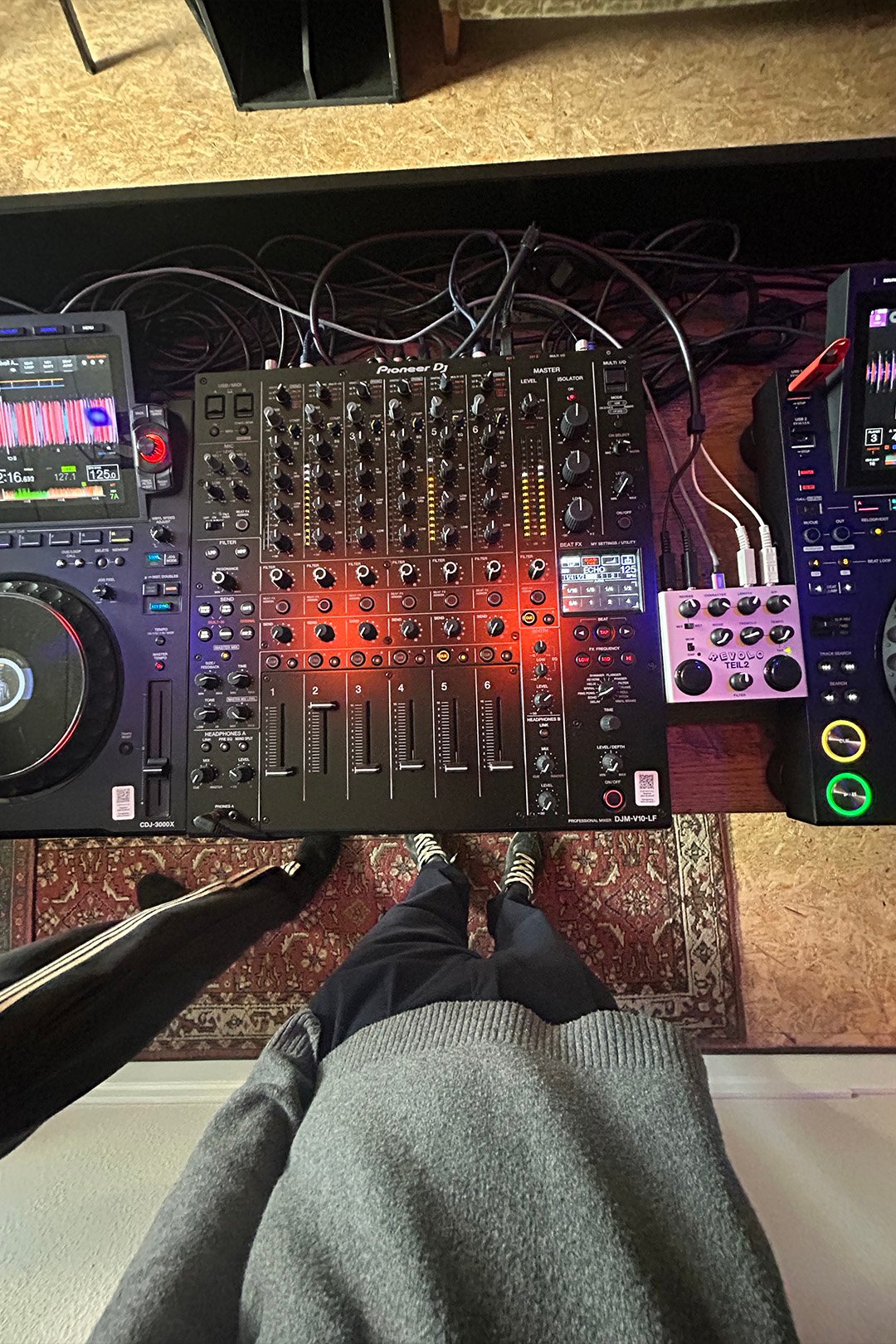 Top-down view of the FØR U DJ setup: four-channel mixer between two DJ decks and an effects unit